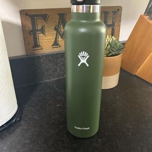 Green 24oz. Hydro flask.